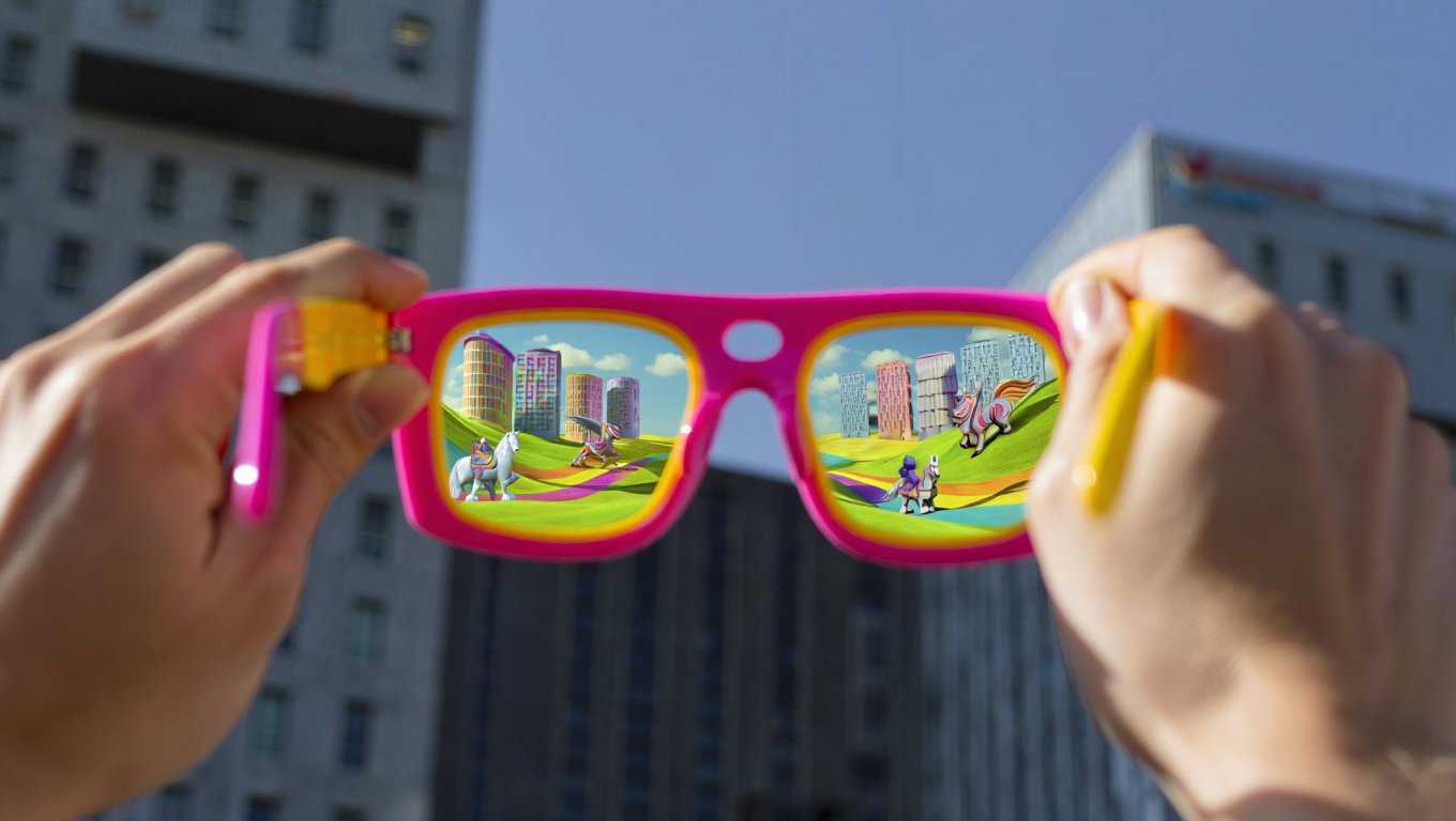 Руки держат очки с красочными галлюцинациями в линзах